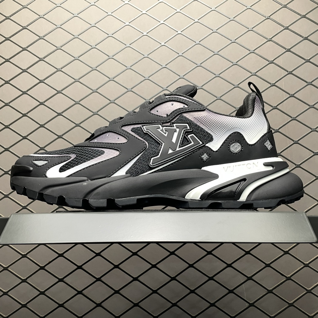 1AINV4 LV Runner Tatic Sneaker