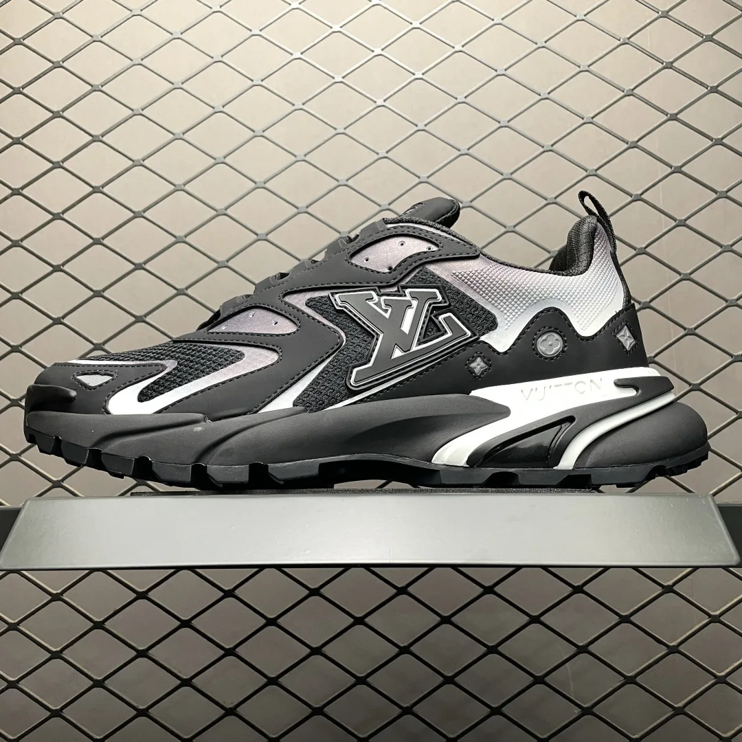 1AINV4 LV Runner Tatic Sneaker