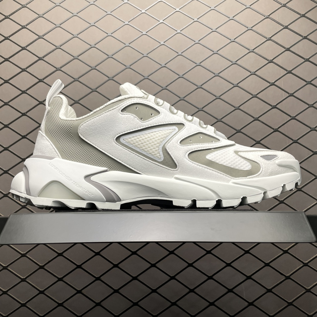 1AINV4 LV Runner Tatic Sneaker