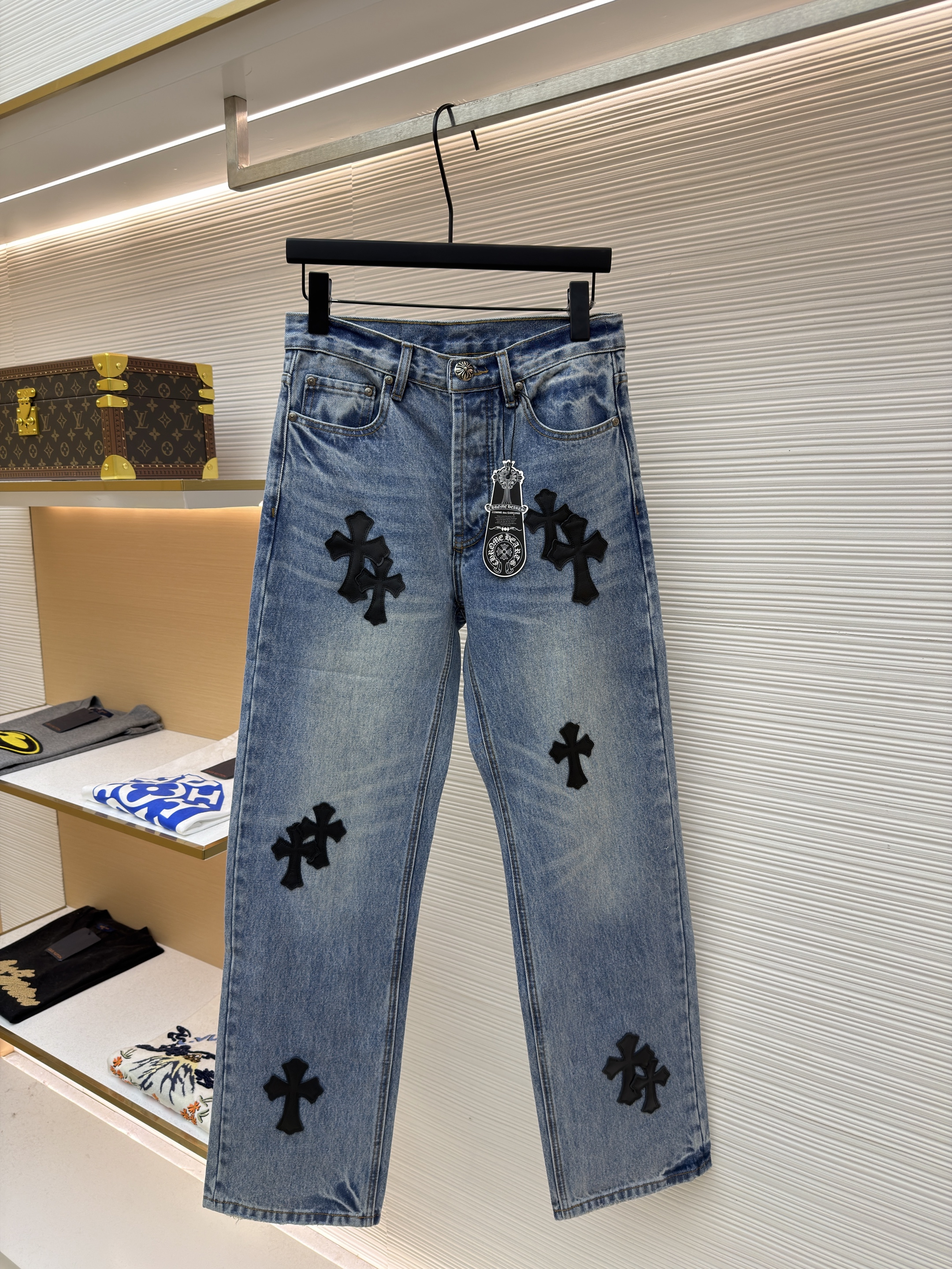 크롬하츠 2026 블랙 크로스레더 와펜 워싱 청바지