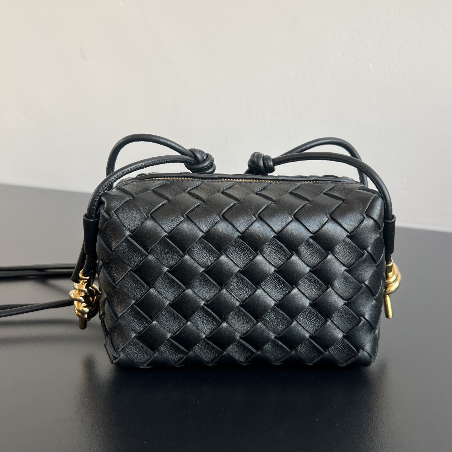 보테가베네타 미니 루프 카메라 백 736125