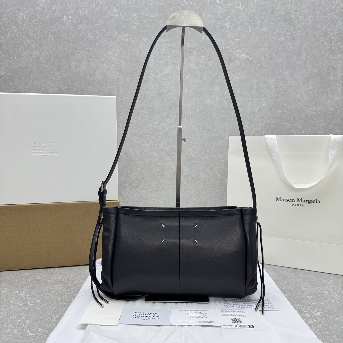 Maison Margiela 메종 마르지엘라 드로스트링 숄더 백 SB1ZH0004  31×8×17cm