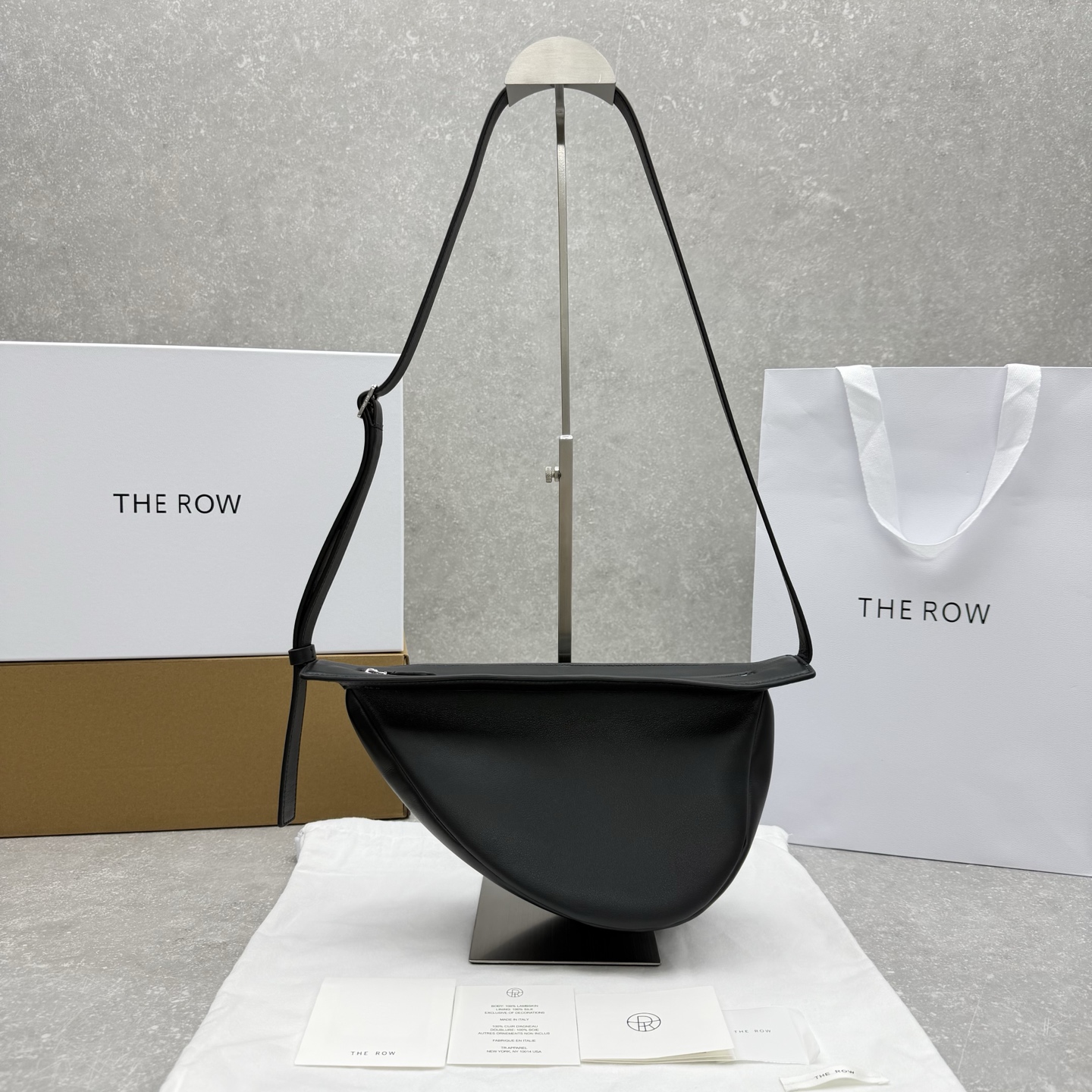 더 로우 스몰 슬라우치 바나나 백 레더 34x2310cm