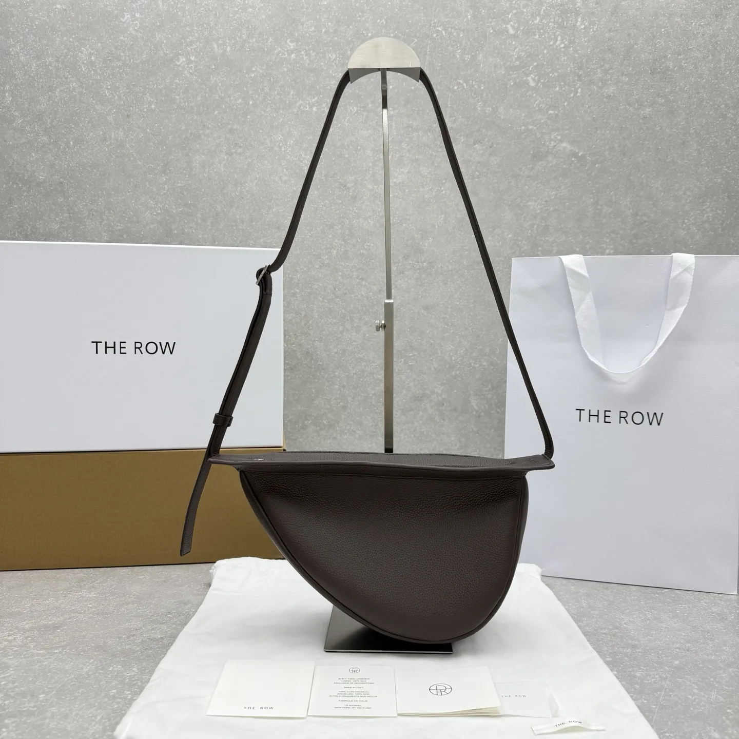 더 로우 스몰 슬라우치 바나나 백 레더 34x2310cm
