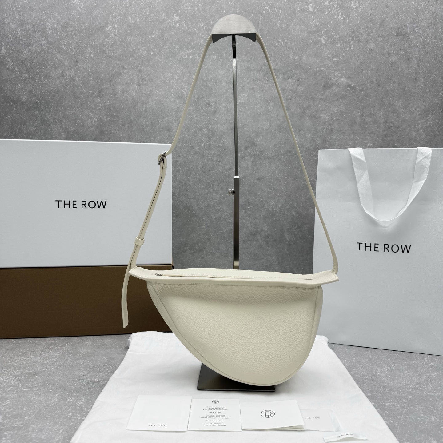 더 로우 스몰 슬라우치 바나나 백 레더 34x2310cm