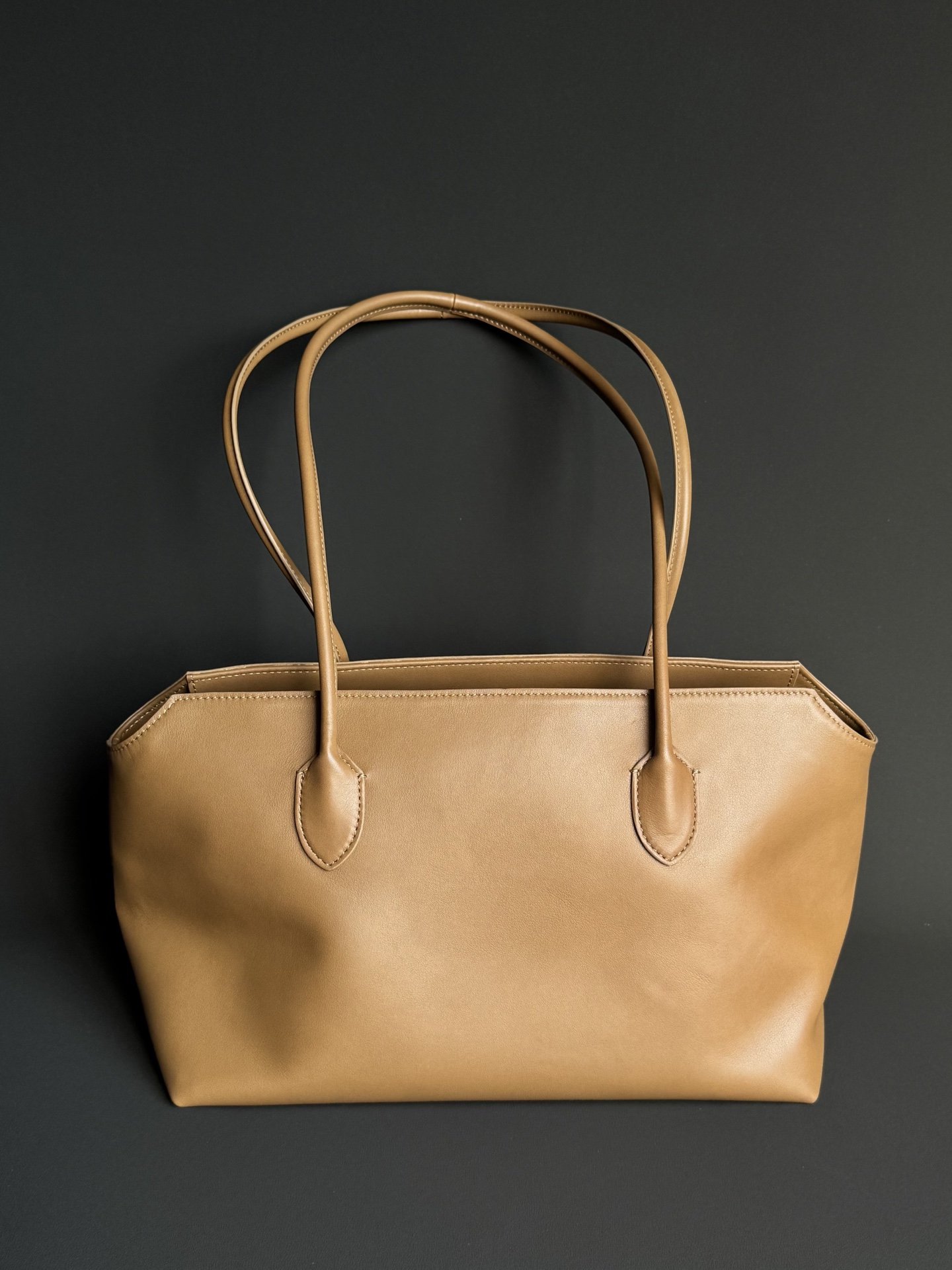 더 로우 테라스 백 레더 딥  32x19x22cm