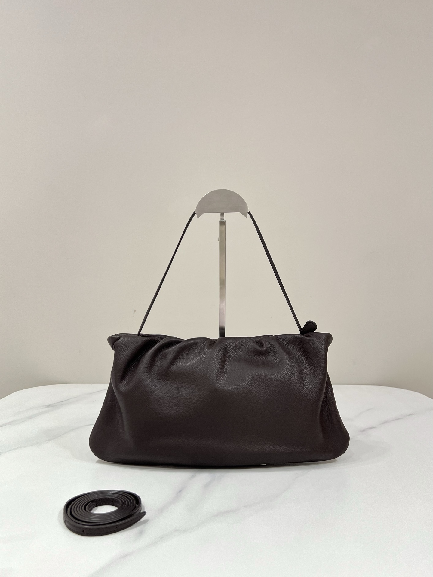 THE ROW XL 부어스 레더 숄더백 34*13*18