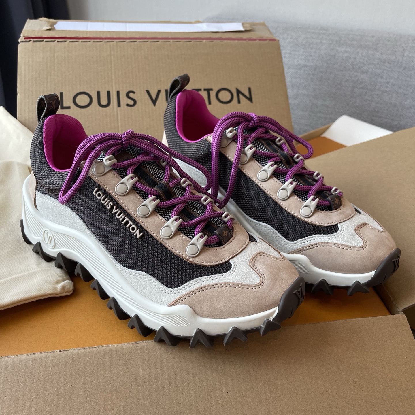 LV Rush Xplorer  1AIV75