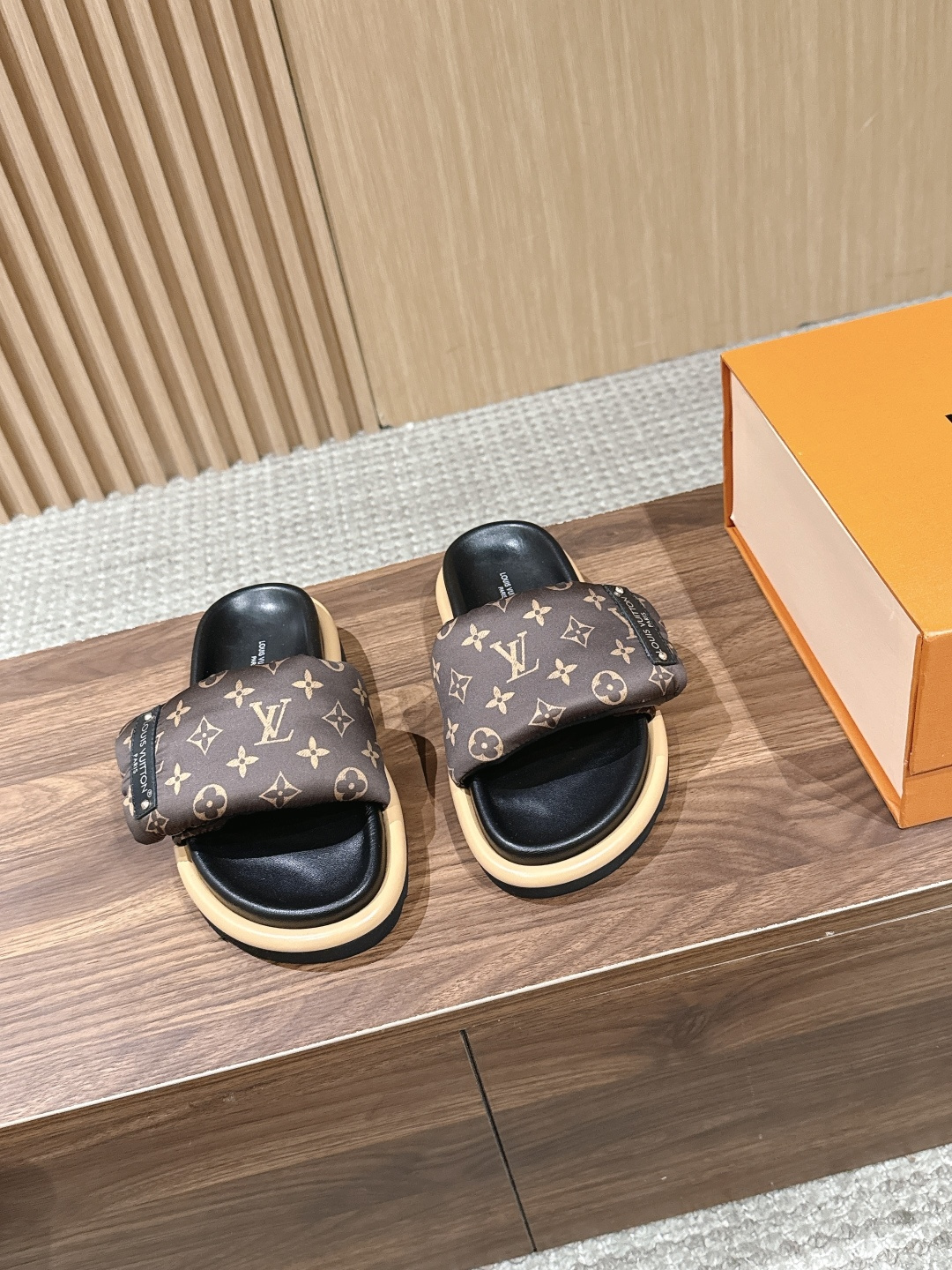 루이비통 풀 필로우 플랫 컴포트 뮬 슬리퍼 남녀공용