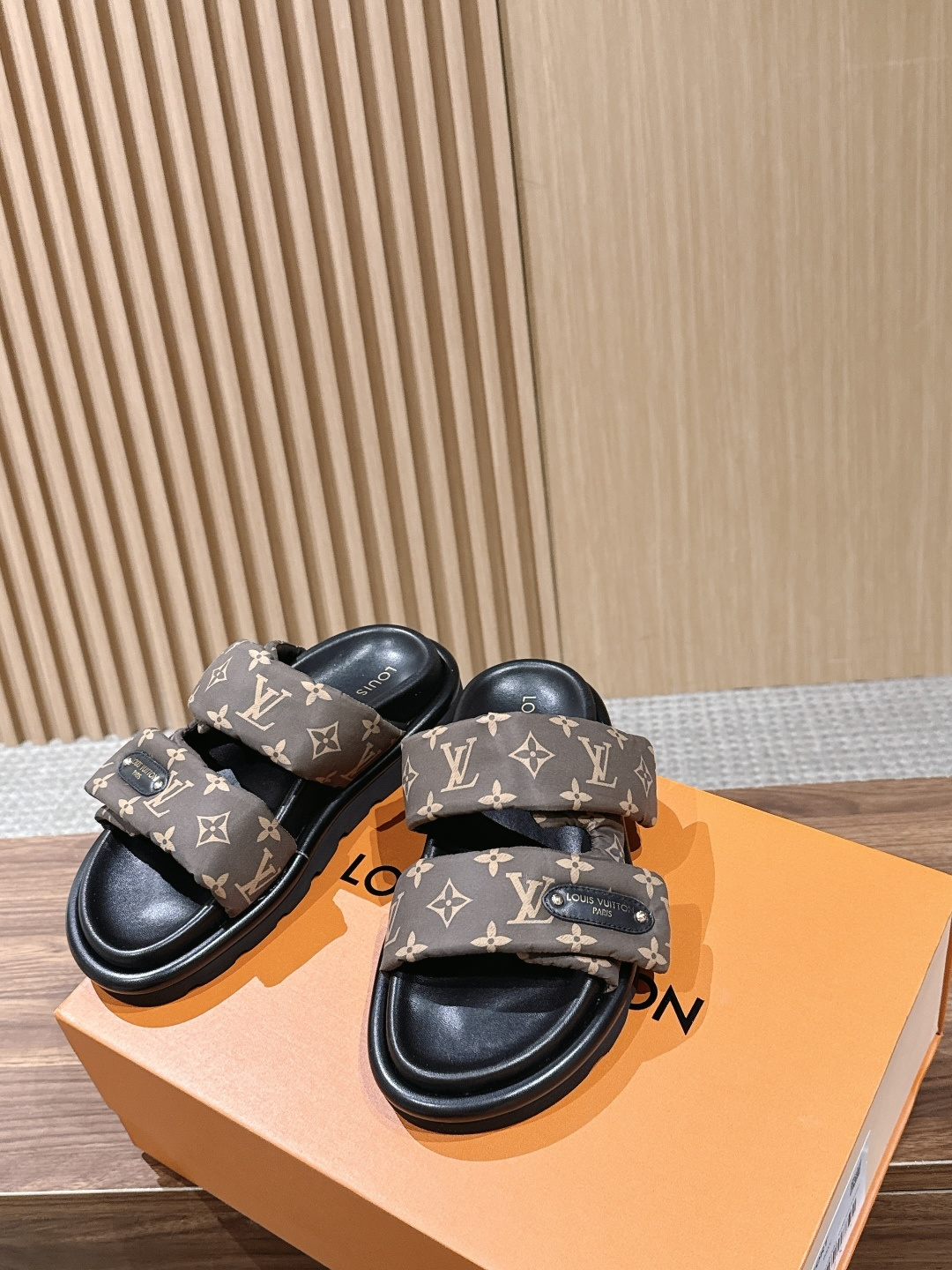 루이비통 풀 필로우 플랫 컴포트 뮬 슬리퍼 남녀공용