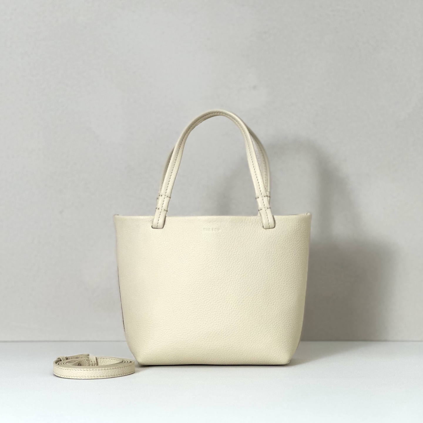 더 로우 스몰 파크 토트백  19X17X9cm