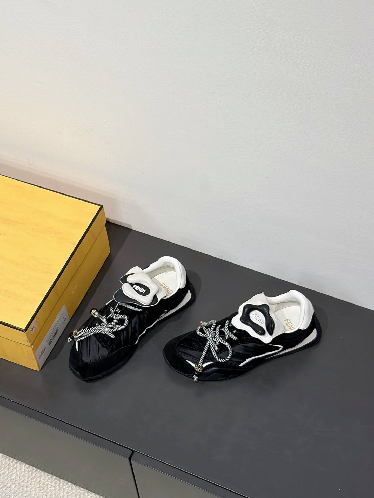 펜디 플로우 스니커즈