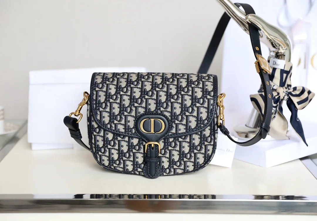 Medium Dior Bobby Bag M9337UTZQ 22.5 x 17.5 x 6.5 cm